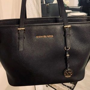 BLACK LEATHER MICHAEL KORS PURSE